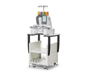 Machine à broder semi-professionnelle Brother PR1X - posée sur sa table de rangement