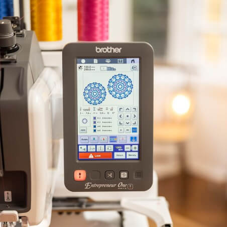 Écran tactile couleur de 17,8 cm de la Brother PR1X avec deux motifs de broderie