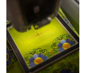 Machine à broder semi-professionnelle Brother PR1X - positionnement laser en croix sur le tissu