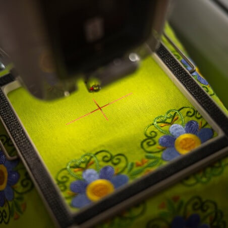 Laser en croix de la Brother PR1X indiquant le point de chute de l'aiguille sur le tissu
