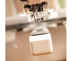 Machine à broder semi-professionnelle Brother PR1X - tête de broderie et aiguille