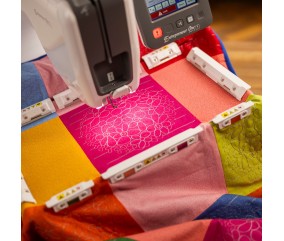 Machine à broder semi-professionnelle Brother PR1X - cadre à clips sur un quilt