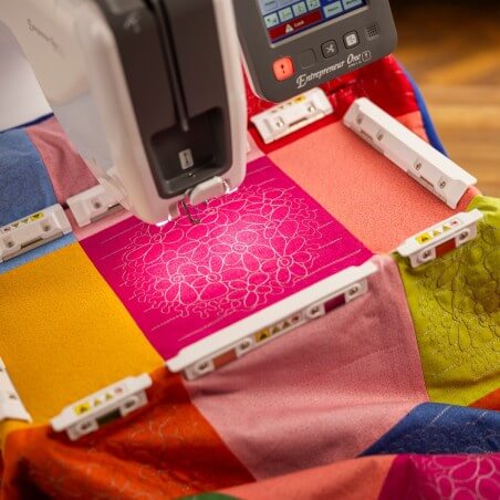 Quilting d'un patchwork sur la Brother PR1X avec un grand cadre à clips