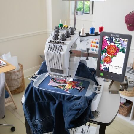 Broderie d'une veste en jean sur la Brother PR680W avec le motif affiché sur l'écran tactile de 25,7 cm