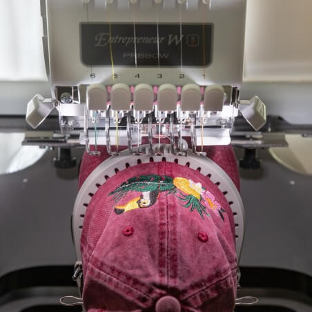 Broderie d'une casquette avec la tête 6 aiguilles de la Brother PR680W