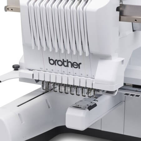 Gros plan sur la tête 10 aiguilles de la Brother PR1060W