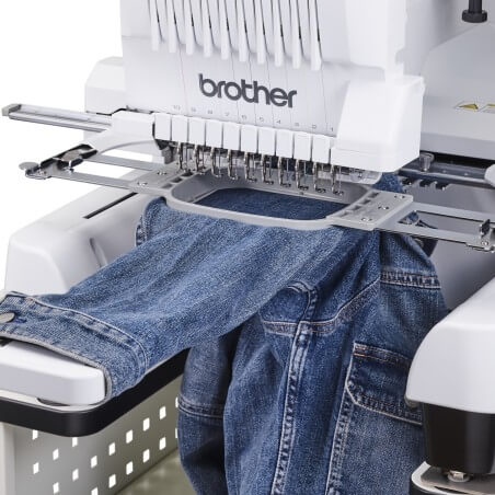Table pour broderie tubulaire de la Brother PR1060W avec une jambe de jean