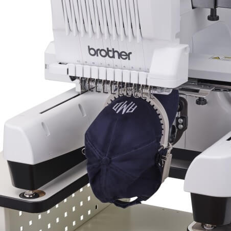 Broderie d'une casquette sur la Brother PR1060W