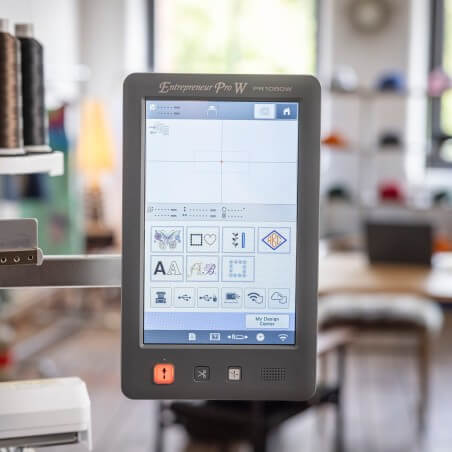 Écran tactile de 25,7 cm de la Brother PR1060W affichant la vue de la caméra intégrée