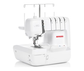 Surjeteuse Bernina L 660, vue de trois quarts sur fond blanc