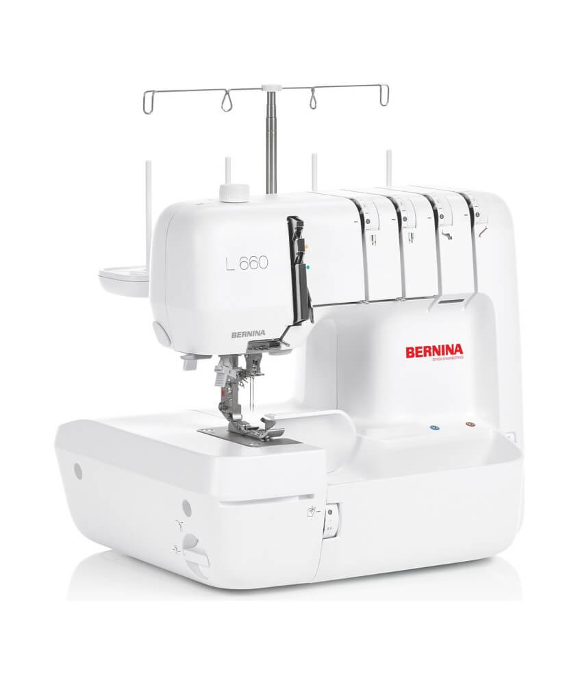 Surjeteuse Bernina L 660, vue de trois quarts sur fond blanc