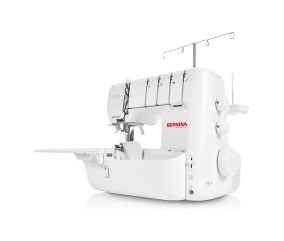 Bernina L 660 avec table rallonge, vue de trois quarts droite