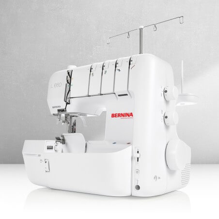 Bernina L 660 vue de côté : molettes mtc, différentiel et largeur de coupe