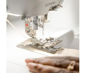 Zone de couture de la Bernina L 660 : pied L11, aiguilles et couteau