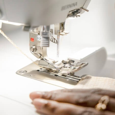 Zone de couture de la Bernina L 660 : pied L11, aiguilles et couteau