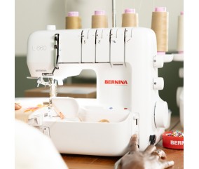 Bernina L 660 en atelier avec ses cônes de fil