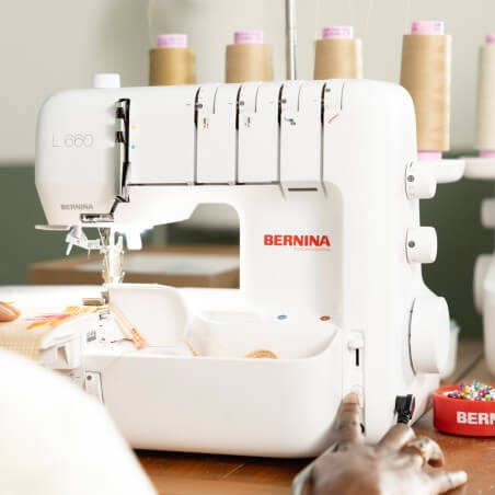 Bernina L 660 en atelier avec ses cônes de fil