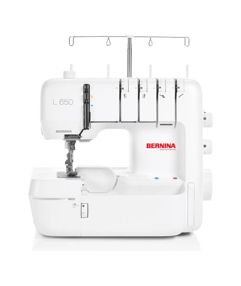 Surjeteuse Bernina L 650 vue de face sur fond blanc