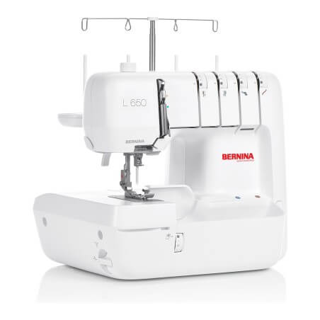 Bernina L 650 vue de trois quarts sur fond blanc