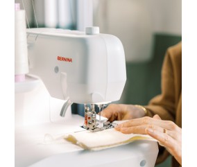 Couture d'un surjet sur la Bernina L 650, pied standard L11