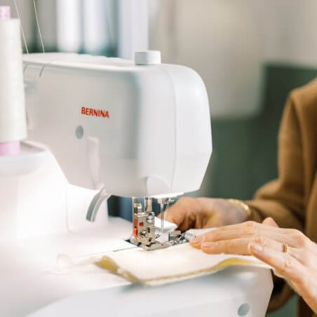 Couture d'un surjet sur la Bernina L 650, pied standard L11