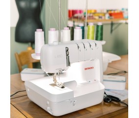 Bernina L 650 en atelier avec ses cônes de fil