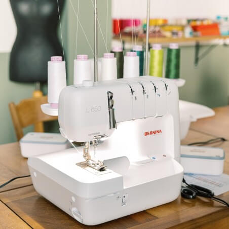Bernina L 650 en atelier avec ses cônes de fil