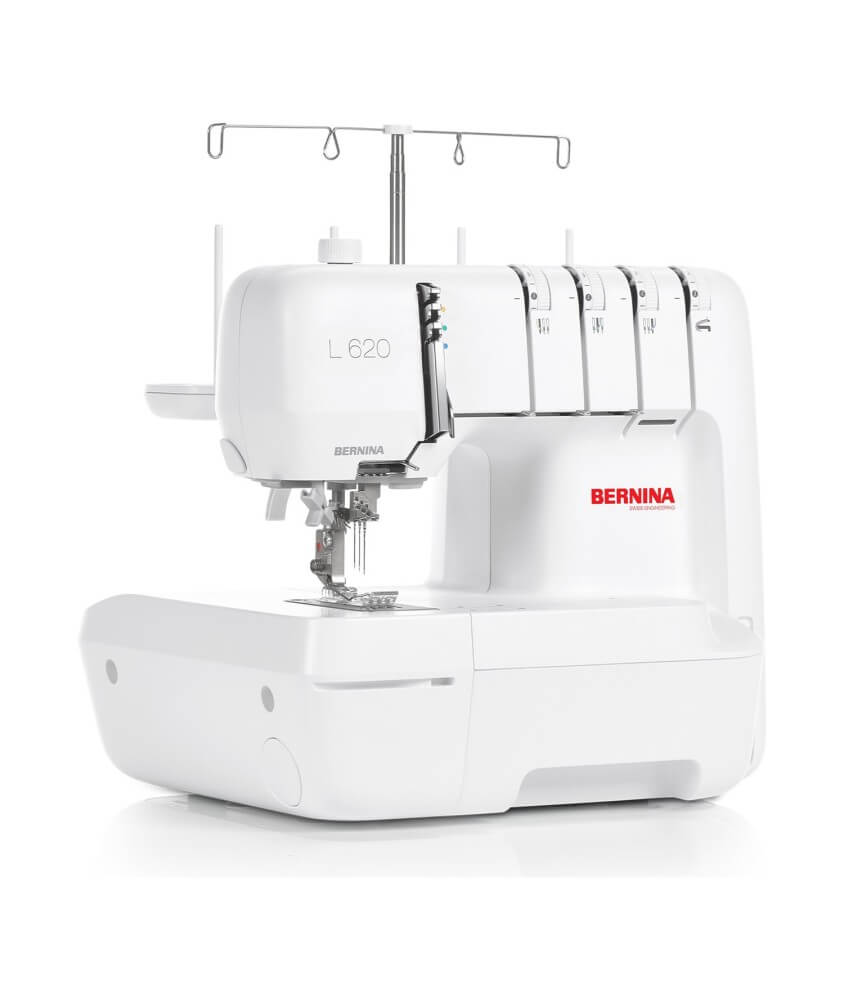 Recouvreuse Bernina L 620 vue de trois quarts sur fond blanc