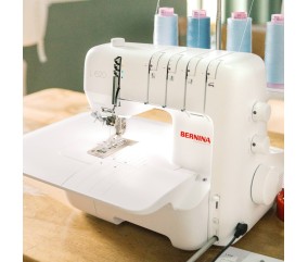 Recouvreuse Bernina L 620 en atelier avec ses cônes de fil