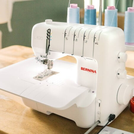 Recouvreuse Bernina L 620 en atelier avec ses cônes de fil