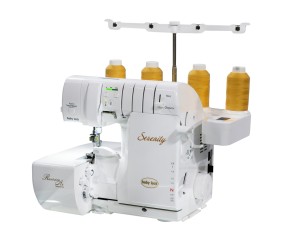 Surjeteuse Baby Lock Serenity avec ses 4 cônes de fil, vue de trois quarts sur fond blanc