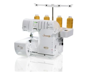 Baby Lock Serenity avec ses cônes de fil, vue de trois quarts droite