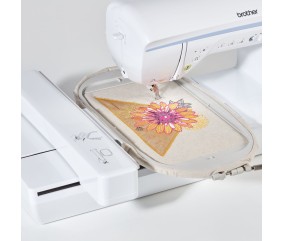 Broderie d'une fleur dans le cadre de la Brother Innov-is NV2700