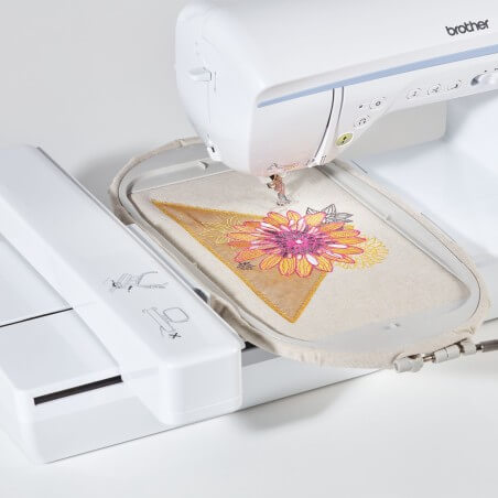 Broderie d'une fleur dans le cadre 260 x 160 mm de la Brother NV2700