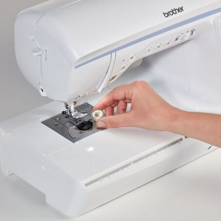 Mise en place de la canette horizontale sur la Brother NV2700