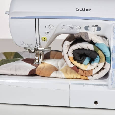 Pied double entraînement de la Brother NV2700 sur un quilt roulé
