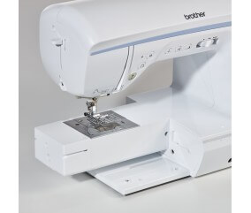 Bras libre de la Brother NV2700 pour les manches et bas de pantalon