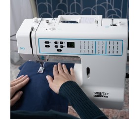 Machine à coudre PFAFF Smarter 260c - couture en cours sur la machine