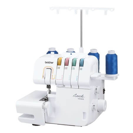 Surjeteuse Brother 1034DX vue de trois quarts avec ses cônes de fil