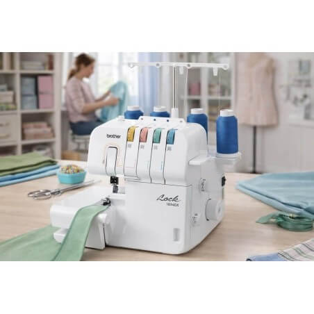 Surjeteuse Brother 1034DX dans un atelier de couture