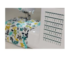 Machine à coudre Brother CS70s - couture d'un tissu fleuri en situation