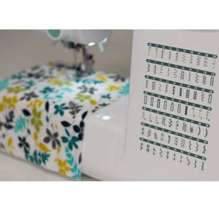 Brother CS70s en train de coudre un tissu fleuri