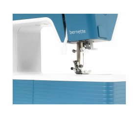Bernette b05 Academy : zone de couture, pied presseur et éclairage LED
