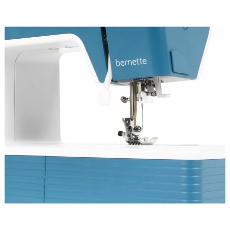 Bernette b05 Academy : zone de couture, pied presseur et éclairage LED
