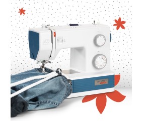Bernette b05 Academy en train de coudre un ourlet de jean