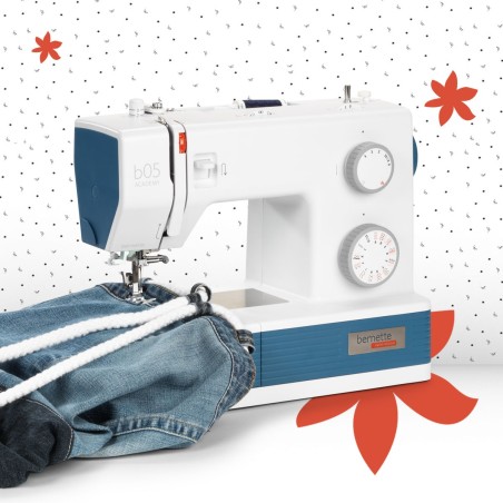 Bernette b05 Academy en train de coudre un ourlet de jean
