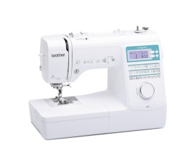 Machine à coudre Brother Innov-is A65 vue de trois-quarts, capot rigide et bras libre