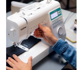 Brother Innov-is A65 en cours de couture sur du denim, touches de fonction sous la main