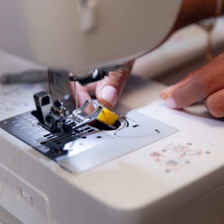 Brother Innov-is A65 : pied encliquetable et zone de couture éclairée par LED