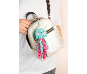 Kit amigurumi porte-clé Zoé la méduse DMC - porté en bijou de sac